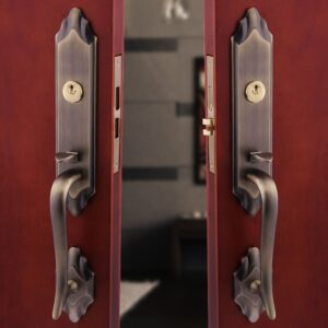 khóa cửa đôi